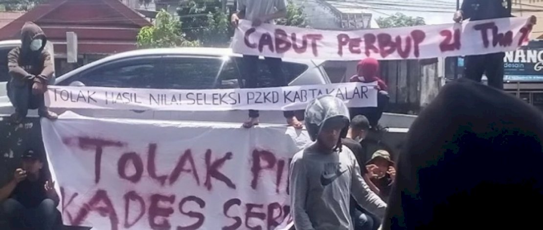 Sekelompok massa melakukan aksi demonstrasi di DPRD Sulsel, Rabu, 16 November 2022. Sekelompok massa melakukan aksi demonstrasi di DPRD Sulsel, Rabu, 16 November 2022.