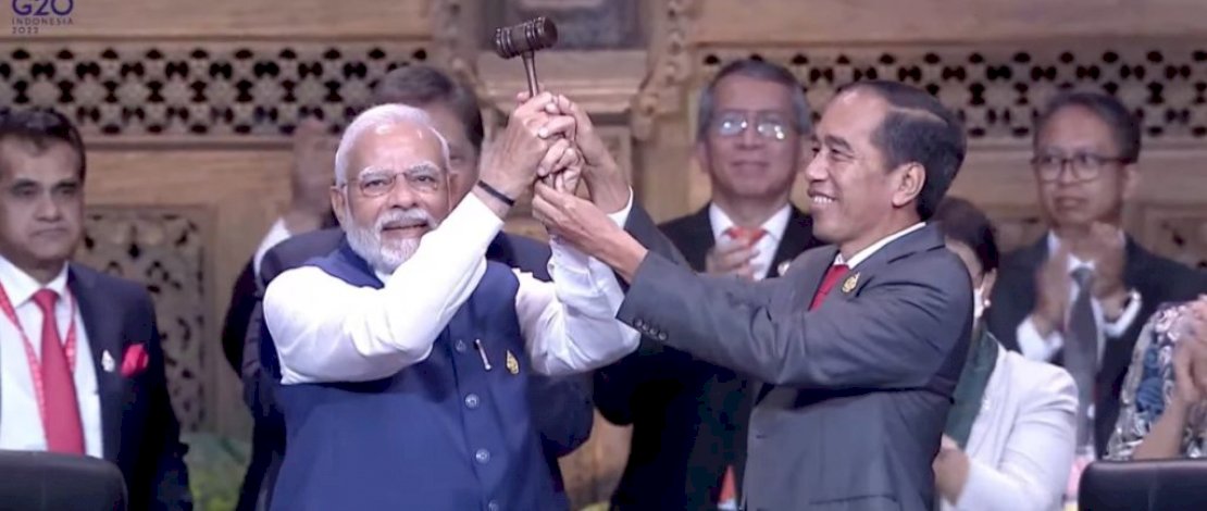 Presiden Jokowi secara resmi menyerahkan tongkat presidensi G20 kepada India selaku pemegang presidensi G20 selanjutnya. Presiden Jokowi secara resmi menyerahkan tongkat presidensi G20 kepada India selaku pemegang presidensi G20 selanjutnya.