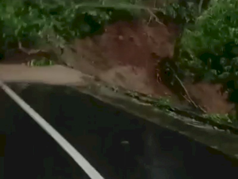 Longsor di Perbatasan Parangloe - Tinggi Moncong, Akses Jalan Tertutup Total