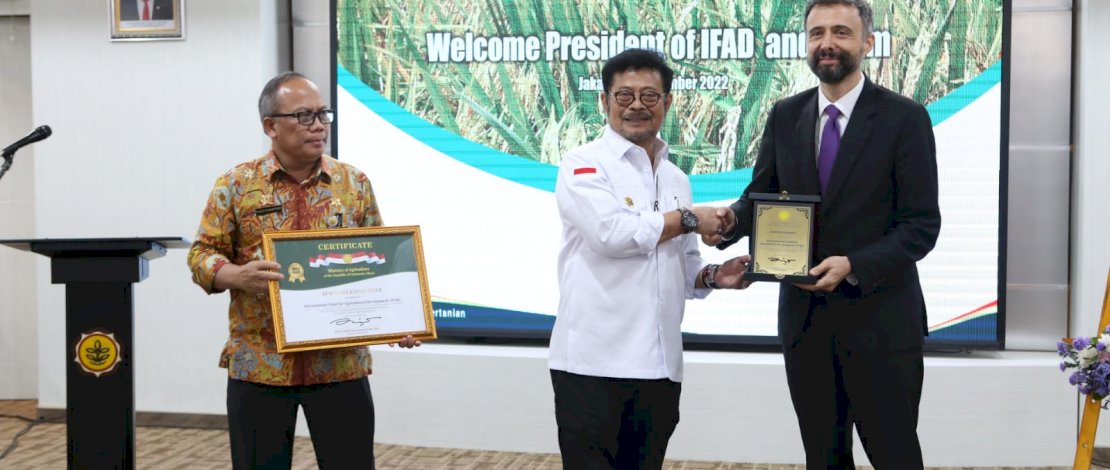 Pemberian penghargaan kepada Presiden IFAD oleh Menteri Pertanian RI di Kantor Pusat Kementan, Rabu, 16 November 2022.