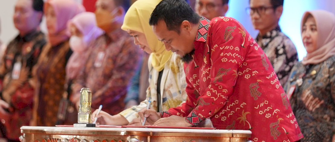 Gubernur Jawa Timur, Khofifah Indar Parawansa dan Gubernur Sulsel, Andi Sudirman Sulaiman, melakukan penandatanganan MoU antara Pemprov Jawa Timur dengan Pemprov Sulsel tentang pembangunan daerah.