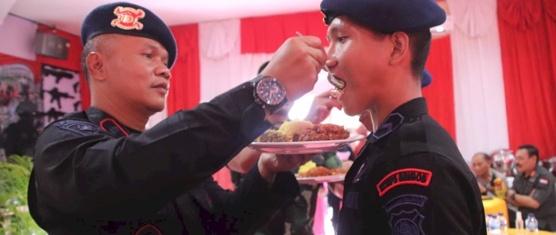 Banjir Tumpeng saat Syukuran HUT Brimob di Mako Batalyon C Pelopor, Danyon Nurichsan : Bukti Brimob Dekat dengan Masyarakat