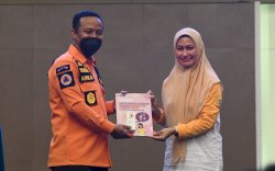 Bupati Lutra Wakili Pimpinan Daerah Se Sulsel Terima Buku Panduan Pencegahan Stunting