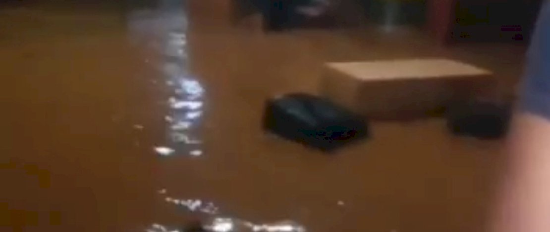 Banjir di Markas Polda Sulsel, Ransel hingga Tameng Hanyut Terbawa Arus Banjir di Markas Polda Sulsel, Ransel hingga Tameng Hanyut Terbawa Arus