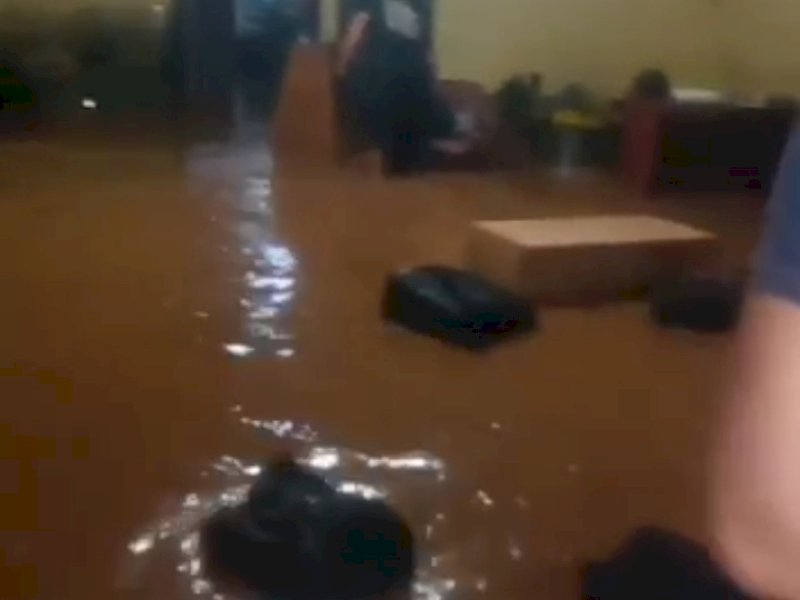 Banjir di Markas Polda Sulsel, Ransel hingga Tameng Hanyut Terbawa Arus