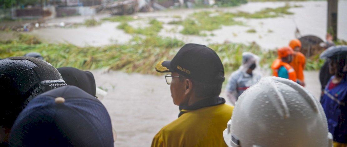 Wali Kota Parepare, Taufan Pawe, turun langsung memantau banjir yang terjadi pada sejumlah titik di Kota Parepare, Jumat, 18 November 2022.