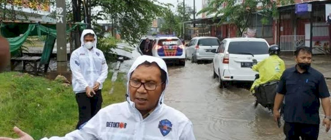 Wali Kota Makassar, Moh Ramdhan "Danny" Pomanto, langsung bergerak cepat dalam penanganan awal daerah terdampak banjir.