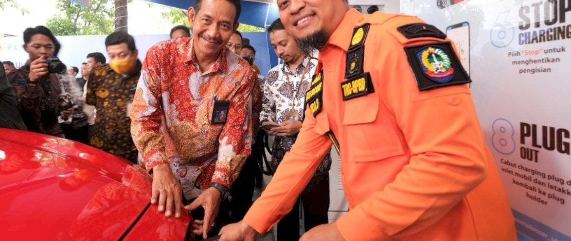 PLN bersama Pemprov Sulsel meresmikan SPKLU yang terletak di Kantor Gubernur Sulsel dan SPKLU PLN Unit Pelaksana Pelayanan Pelanggan (UP3) Parepare, Jumat, 18 November 2022.
  