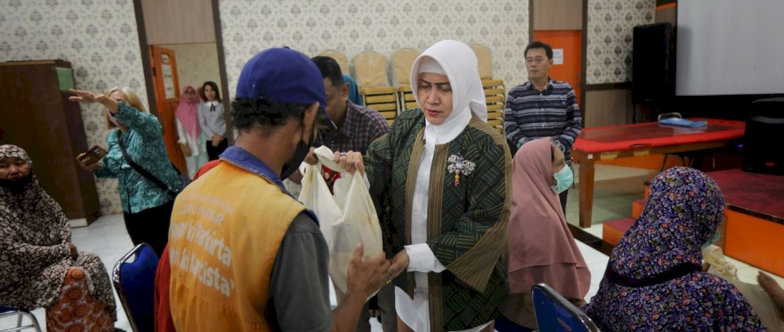 Ketua Tim Penggerak PKK Kota Makassar, Indira Yusuf Ismail bagikan Sembako (Sembilan Bahan Pokok) bagi masyarakat kurang mampu.