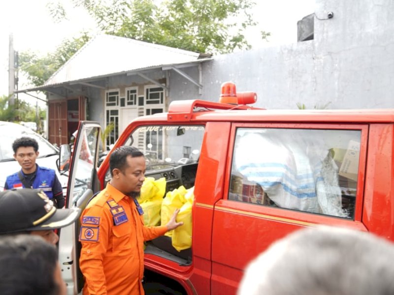Andi Sudirman Bawa Bantuan untuk Korban Banjir di Biringkanaya