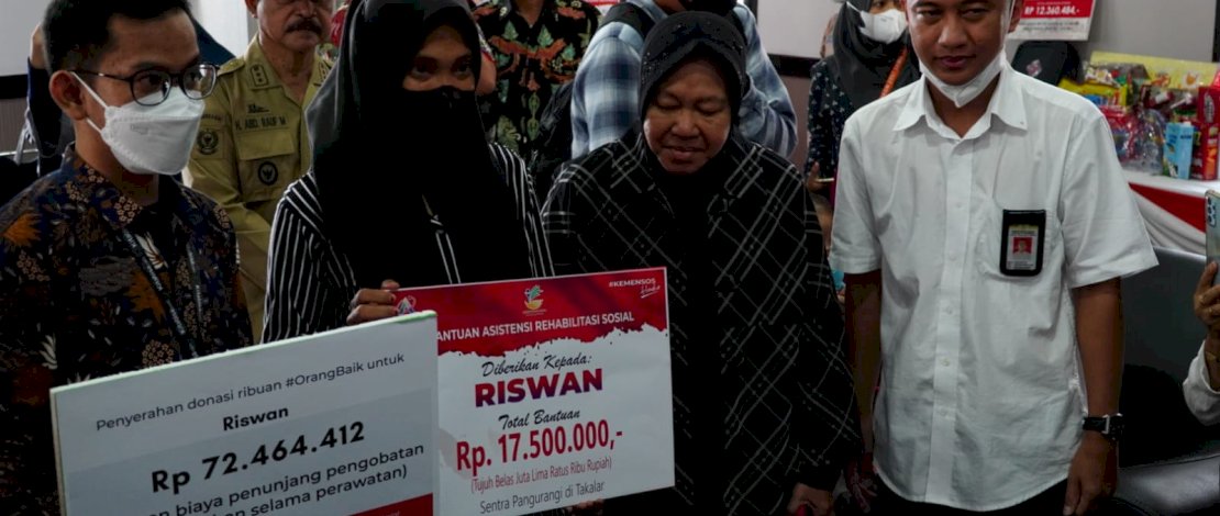 Menteri Sosial Tri Rismaharini didampingi Gubernur Sulsel, Andi Sudirman Sulaiman, menyempatkan diri berkunjung ke Sentra Wirajaya, sekaligus menyerahkan paket donasi bantuan dari masyarakat melalui kitabisa.com.