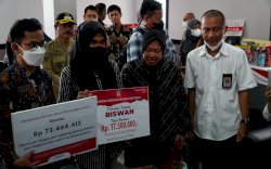 Mensos Serahkan Bantuan Donasi Masyarakat di Sentra Wirajaya