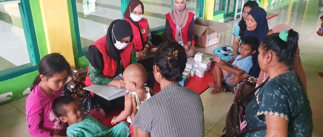 Kepala Dinas Kesehatan Kota Makassar, dr Nursaidah Sirajuddin, menurunkan personil TGC (Tim Gerak Cepat), untuk menjaga kesehatan warga terdampak banjir.