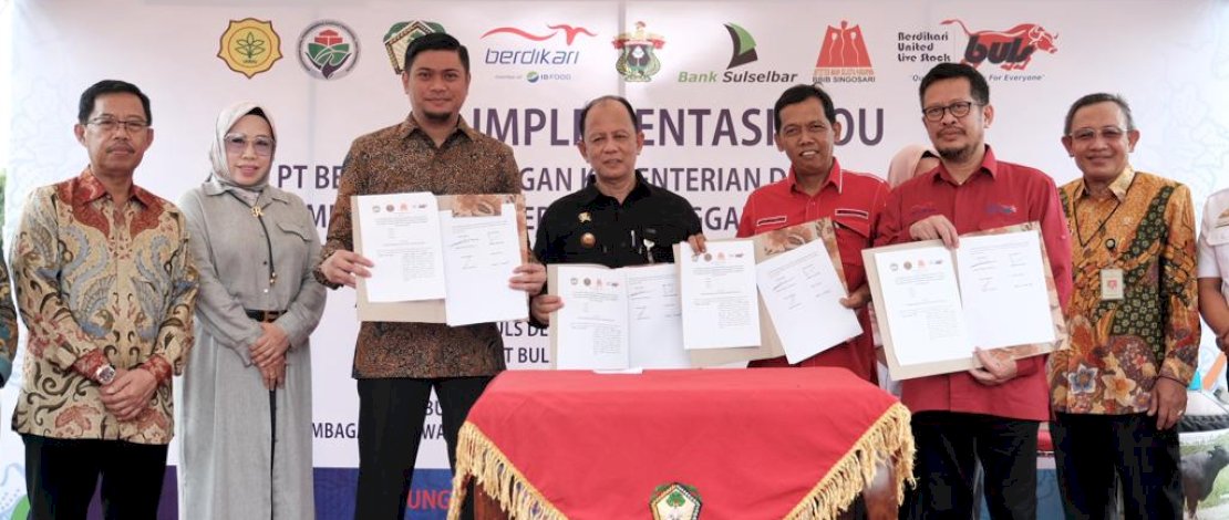 Penandatangan Nota Kesepahaman bersama PT Berdikari Live Stock, Pusat Penelitian dan Pengembangan Sumber Daya Peternakan dan Hewan Tropika LPPM-Unhas, dan Balai Besar Inseminasi Buatan Singosari (BBIBS), di Rumah Pemotongan Hewan Kabupaten Gowa, Sabtu, 19 November 2022. 