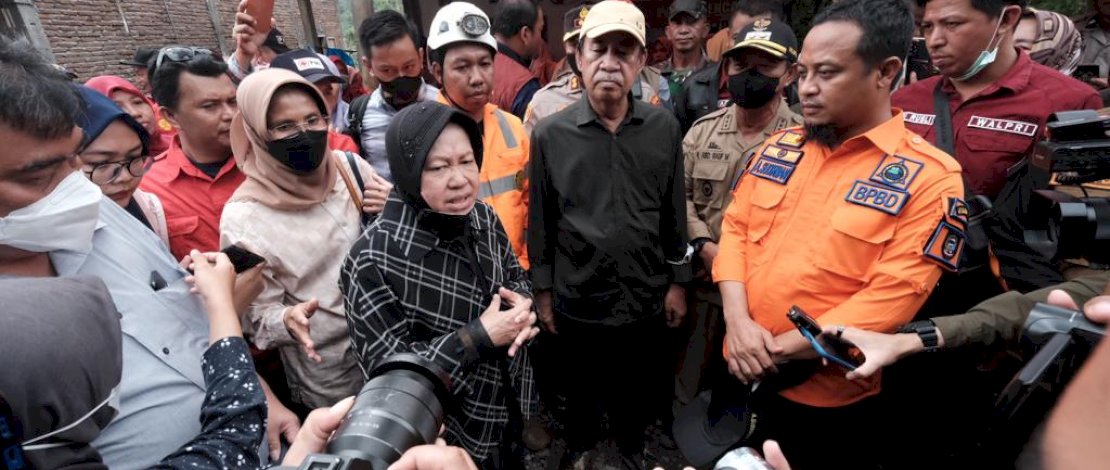 Menteri Sosial (Mensos) RI, Tri Rismaharini dan Gubernur Sulsel, Andi Sudirman Sulaiman, meninjau langsung titik longsor di Desa Lonjoboko, Kecamatan Parangloe, Sabtu, 19 November 2022. Menteri Sosial (Mensos) RI, Tri Rismaharini dan Gubernur Sulsel, Andi Sudirman Sulaiman, meninjau langsung titik longsor di Desa Lonjoboko, Kecamatan Parangloe, Sabtu, 19 November 2022.