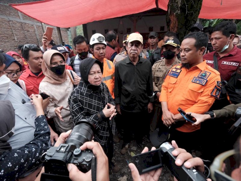 Mensos dan Gubernur Sulsel Serahkan Bantuan untuk Korban Longsor Desa Lonjoboko