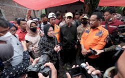 Mensos dan Gubernur Sulsel Serahkan Bantuan untuk Korban Longsor Desa Lonjoboko