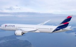 Pesawat Tabrak Truk Pemadam Kebakaran, 2 Orang Dilaporkan Tewas 