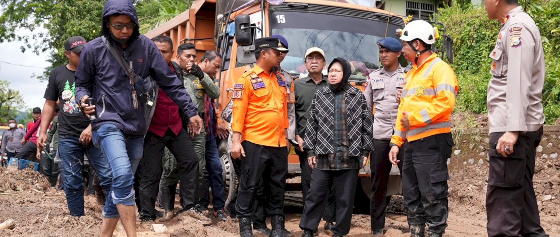 Gubernur Sulsel Bersama Menteri Sosial Tinjau Longsor di Gowa