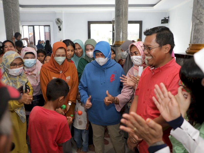 Ketua TP PKK Makassar Hibur Anak Terdampak Banjir Kelurahan Laikang, Ajak Bermain Latto-latto