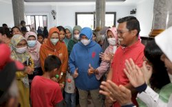 Ketua TP PKK Makassar Hibur Anak Terdampak Banjir Kelurahan Laikang, Ajak Bermain Latto-latto