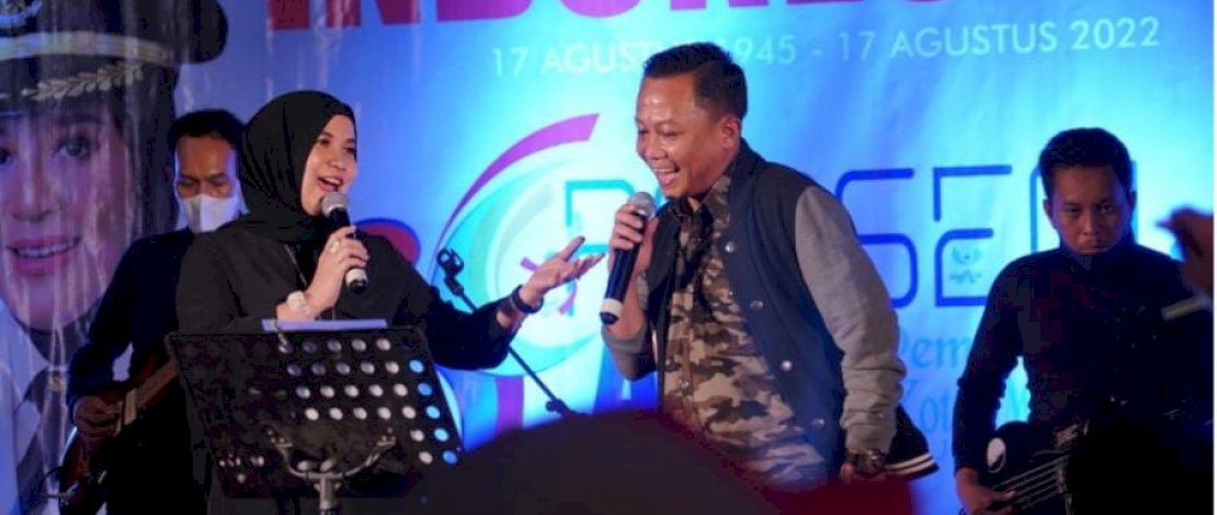 Tampil Memukau dalam Lomba Nyanyi Antar Kepala SKPD , Camat Tallo dan Istri Pancing Sorak Sorai Penonton