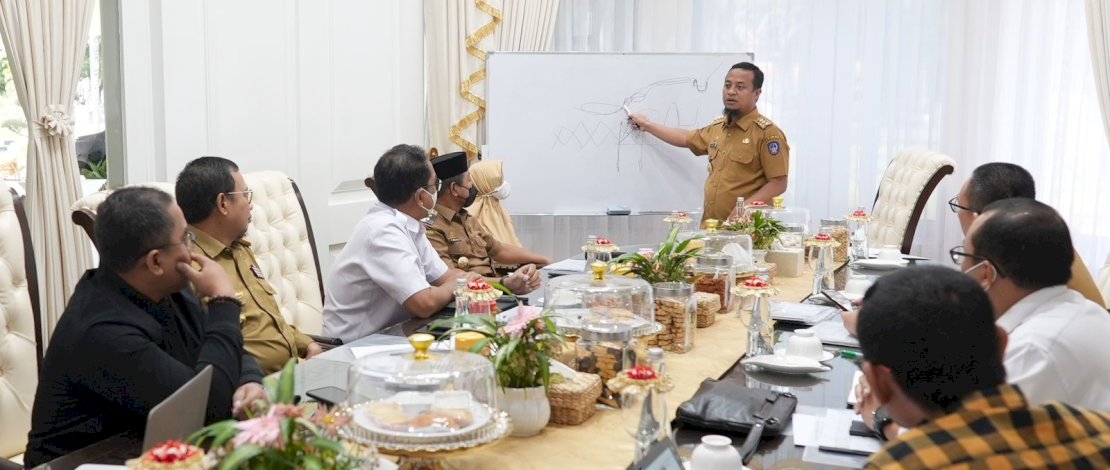 Gubernur Sulsel langsung menggelar rapat evaluasi dan memberikan arahan terkait mitigasi atau penanggulangan bencana banjir, di Rujab Gubernur Sulsel, Senin, 21 November 2022.