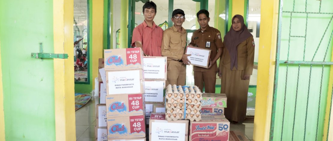 Dinas Pariwisata Kota Makassar melaksanakan penyerahan bantuan berupa sembako kepada warga korban terdampak banjir&nbsp;di Kecamatan Manggala, Kota Makassar. Senin, 21 November 2022.