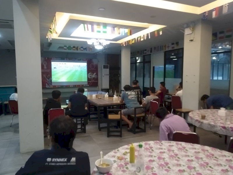 Ketika LKI Jadikan Mbuuk Coffeshop Markas Nobar Piala Dunia 2022