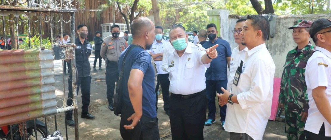 Dinas Pertanahan Kota Makassar menertibkan aset Pemerintah Kota Makassar yang terletak di Jalan Yusuf Dg Ngawing, Kecamatan Rappocini, Kota Makassar.