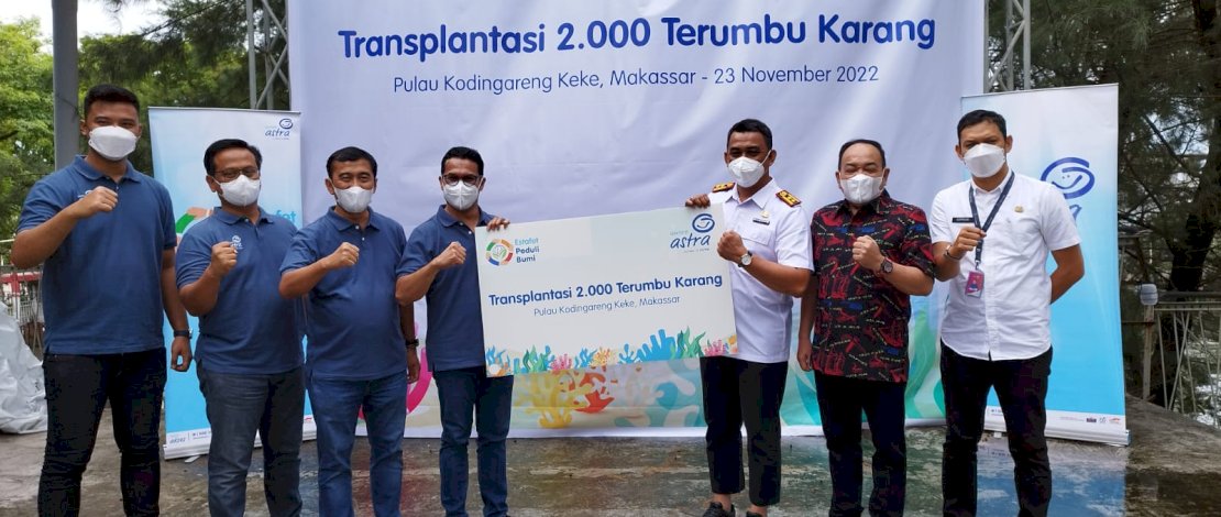 Kiri-kanan: Jajaran manajemen Asuransi Astra; Sekretaris Dinas Lingkungan Hidup Kota Makassar, H. Jabbar; Ketua Affco Kota Makassar, Suhardi; Staff Bidang Destinasi dan Industri Dinas Pariwisata Kota Makassar, Supriyadi saat penyerahan 2.000 terumbu karang secara simbolis di pulau Kodinareng Keke, Makassar.

