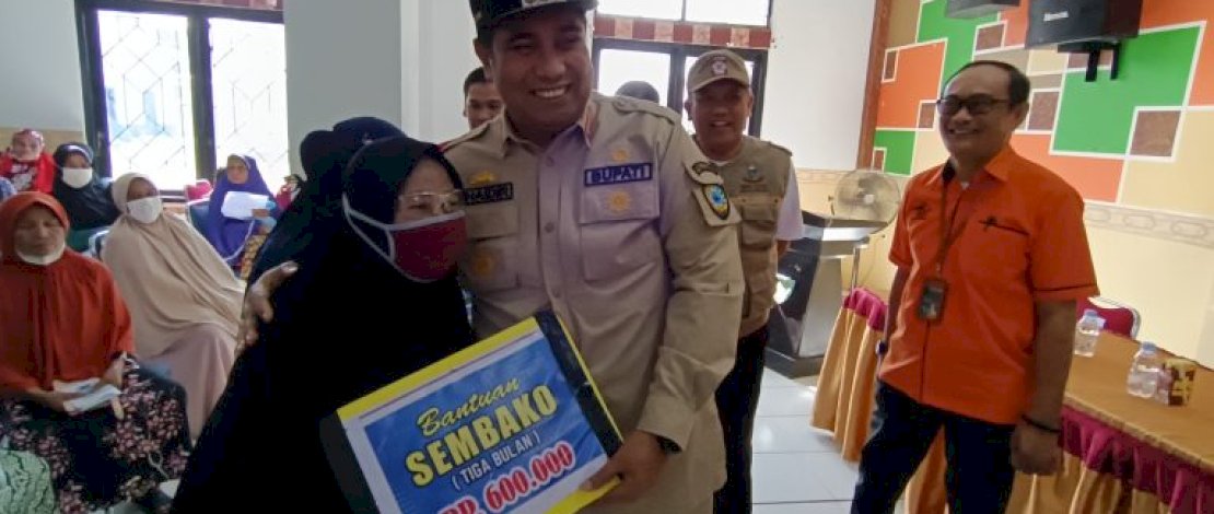 Pantau Langsung Penyaluran , Bupati Maros Harap BLT -BBM dan PKH Dapat Stimulasi Data Beli Masyarakat Pantau Langsung Penyaluran , Bupati Maros Harap BLT -BBM dan PKH Dapat Stimulasi Data Beli Masyarakat