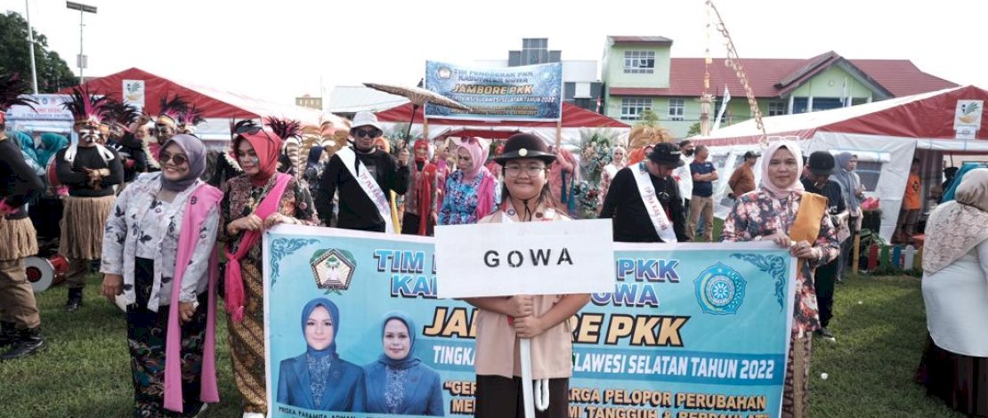 Tim Penggerak (TP) PKK Kabupaten Gowa mengikuti Pembukaan Jambore PKK Tingkat Provinsi Sulawesi Selatan (Sulsel), dengan mengikuti devile di Lapangan Pemuda Benteng, Kabupaten Selayar, kemarin, Rabu, 23 November 2022.