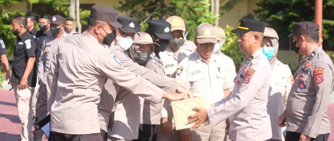 Guna meringankan beban korban gempa di Cianjur, ratusan personel Polda Sulawesi Tenggara (Sultra) memberikan sumbangan sukarela usai melaksanakan apel pada Kamis, 24 November 2022.