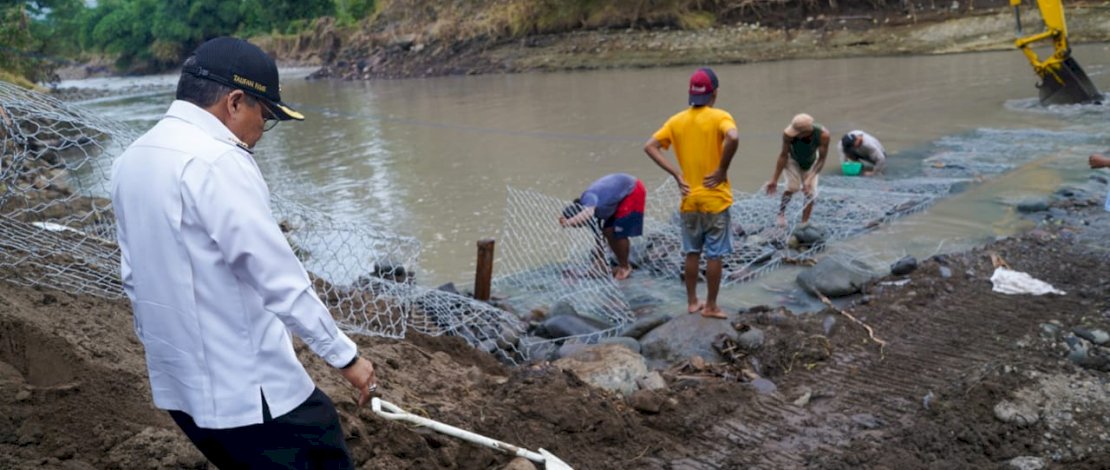 Taufan Pawe meninjau langsung lokasi banjir di Parepare.