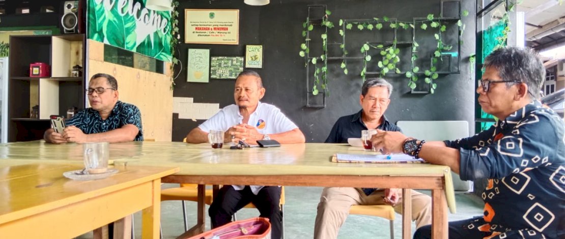 Rapat pengurus harian yang juga dihadiri unsur Dewan Penasehat IKA Unhas Luwu Utara, di Roemah Cemilan Masamba, kemarin, Kamis, 24 November 2022.
