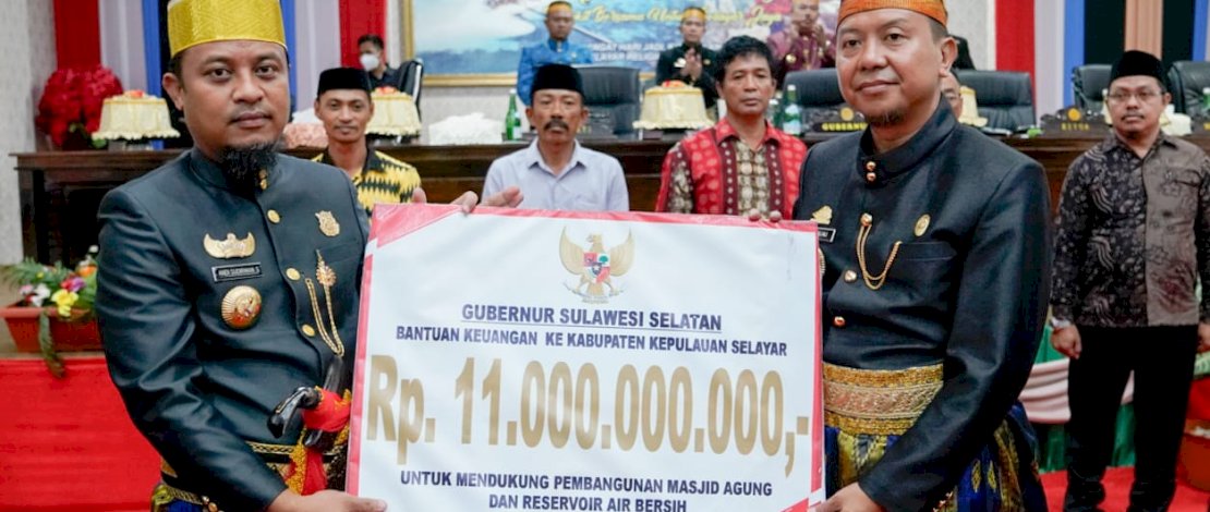 Gubernur Sulsel Andi Sudirman Sulaiman menyerahkan bantuan keuangan untuk Pemkab Selayar, Jumat, 25 November 2022.