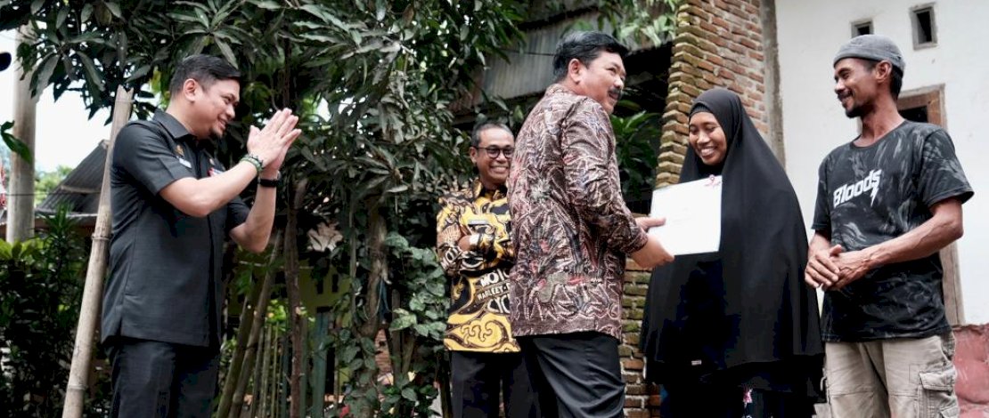 Menteri Agraria dan Tata Ruang/Badan Pertanahan Nasional, Hadi Tjahjanto, didampingi Bupati Gowa, Adnan Purichta Ichsan, menyerahkan sertipikat tanah kepada warga Gowa, Jumat, 25 November 2022.