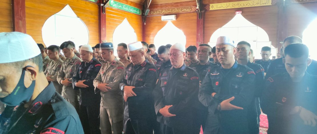 Solidaritas Bagi Korban Gempa Cianjur, Brimob Bone Galang Donasi Dan Gelar Shalat Ghaib Solidaritas Bagi Korban Gempa Cianjur, Brimob Bone Galang Donasi Dan Gelar Shalat Ghaib