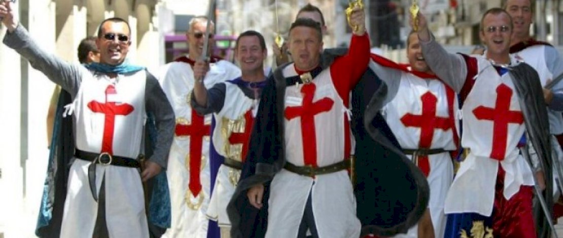 FIFA Larang Penggemar Inggris Berkostum Replika Tentara Abad Pertengahan Masuk Stadion di Qatar, Ini Alasannya... 