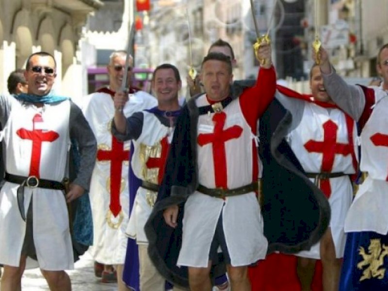 FIFA Larang Penggemar Inggris Berkostum Replika Tentara Abad Pertengahan Masuk Stadion di Qatar, Ini Alasannya... 