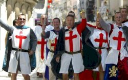 FIFA Larang Penggemar Inggris Berkostum Replika Tentara Abad Pertengahan Masuk Stadion di Qatar, Ini Alasannya... 