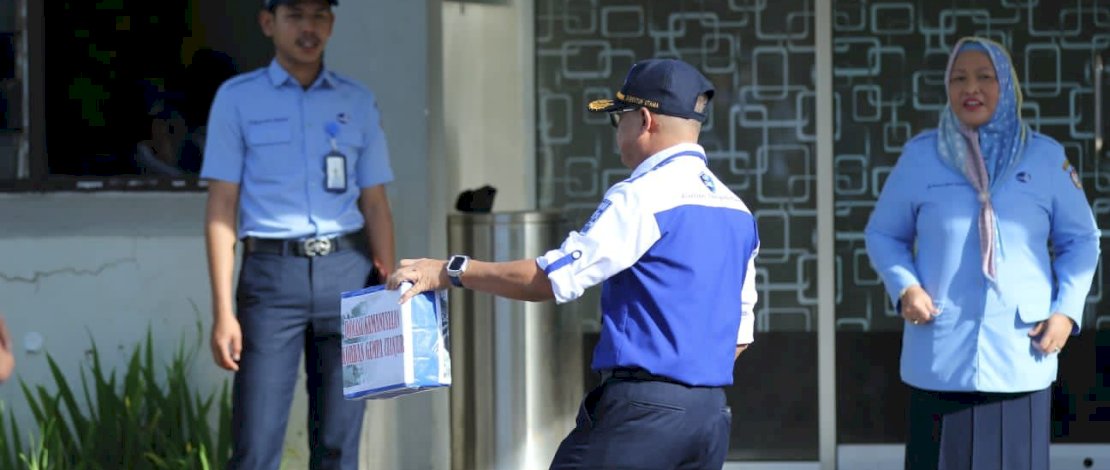 Direktur Perumda Air Minum Makassar Beni Iskandar Berkeliling untuk mengumpulkan sumbangan dari para pegawai untuk korban gempa cianjur Direktur Perumda Air Minum Makassar Beni Iskandar Berkeliling untuk mengumpulkan sumbangan dari para pegawai untuk korban gempa cianjur