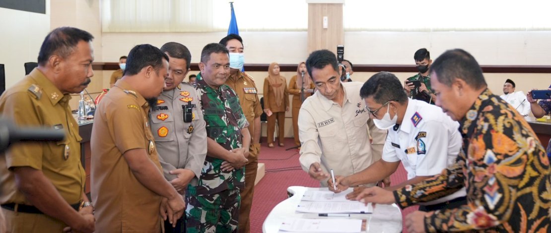 Penandatanganan Kontrak Subsidi Penerbangan Rute Makassar - Bone - Kendari, Bone - Balikpapan, di Ruang Rapat Pimpinan Kantor Gubernur, Senin, 28 November 2022.