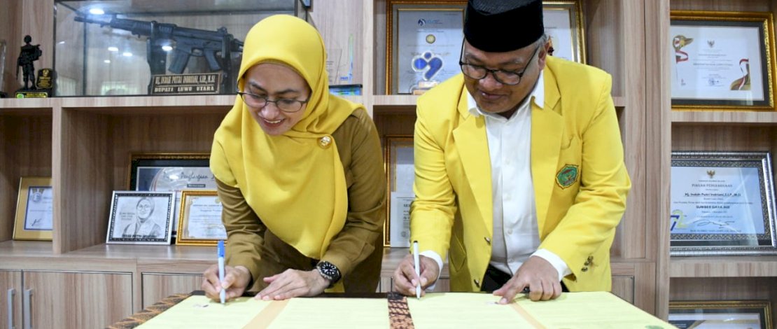 Bupati Luwu Utara Indah Putri Indriani dan Rektor Universitas Cokroaminoto Palopo, Rahman Hairuddin, menandatangani MoU, Senin, 28 November 2022.
