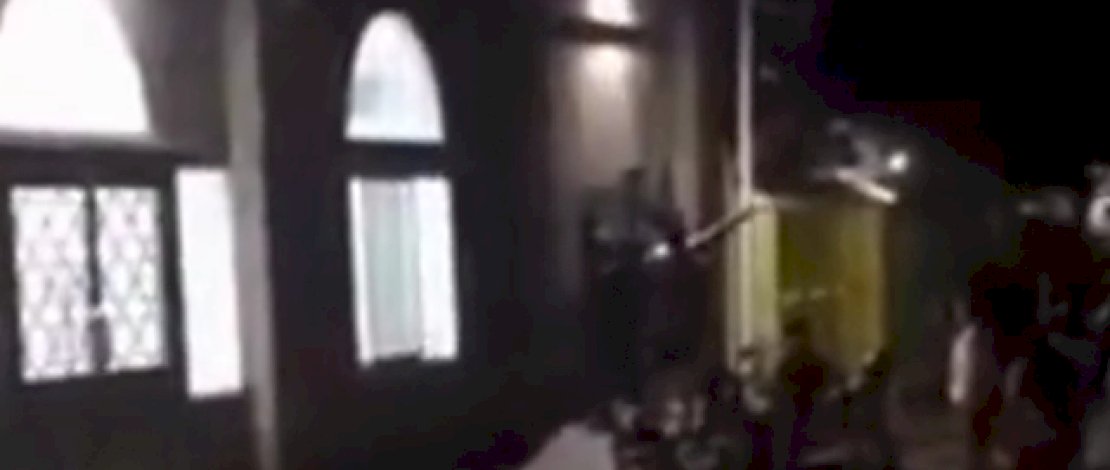 Rekaman amatir warga saat oknum polisi mengancam santri di Gowa.
