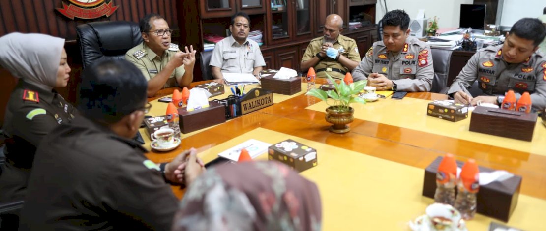 Danny Pomanto meminta para pedagang Pasar Butung agar mempercayakan polemik yang terjadi kepada Pemerintah Kota (Pemkot) Makassar.