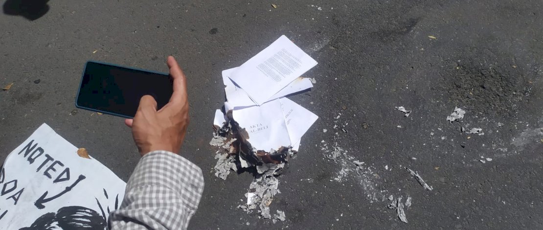 Ratusan warga yang tergabung dalam aliansi Barabaraya melakukan aksi pembakaran akta jual beli (AJB) tanah secara simbolis sebagai bentuk kekecewaan terhadap keputusan Kejati, Senin (28/11/2022) 