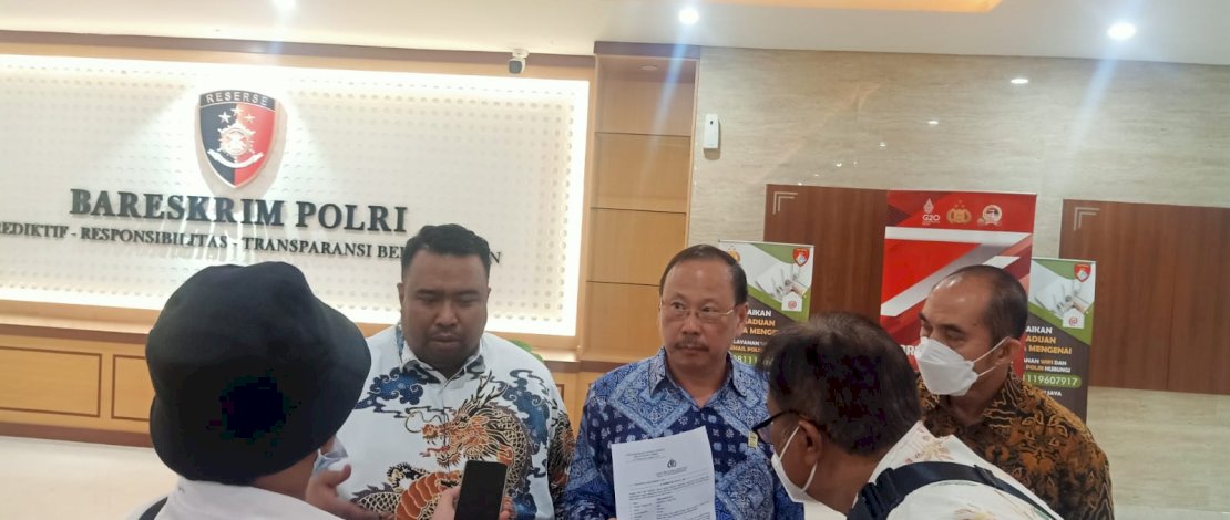 Direktur Utama dan pemilik sah PT Citra Lampia Mandiri (CLM), Helmut Hermawan, bersama Kuasa Hukumnya Didit Hariadi dan rekan yang beralamat di Kecamatan Wajo, Makassar, Sulsel, mengadukan Zainal Abidinsyah Siregar kepada Direskrimum Mabes Polri di Jakarta, kemarin, Senin, 28 November 2022.