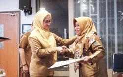 Serahkan 9 SK Pensiun, Bupati Lutra : Melanjutkan Tradisi Baik 